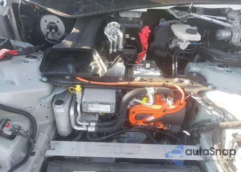 2025 Tesla Model Y Long Range Dual Motor All-Wheel Drive z USA, uszkodzony, nr VIN 7SAYGDEE0SA348668